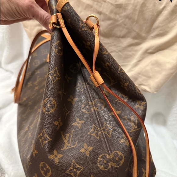 Louis Vuitton Monogram Neverfull GM Tote Bag - Picture 7 of 15